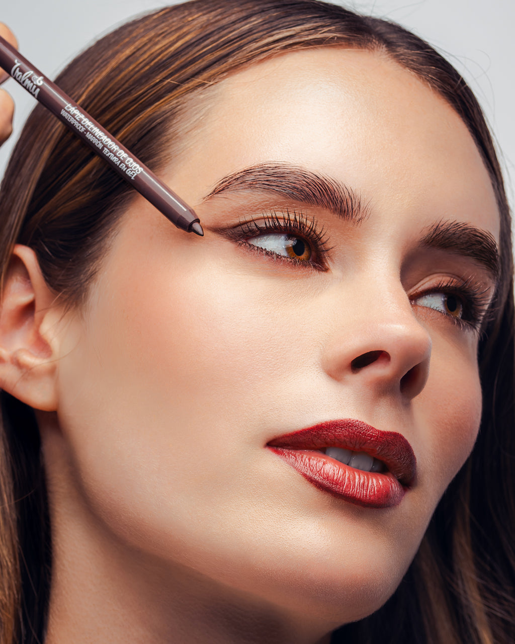 Lápiz Delineador de Ojos Valmy Waterproof Textura en Gel tono Marrón