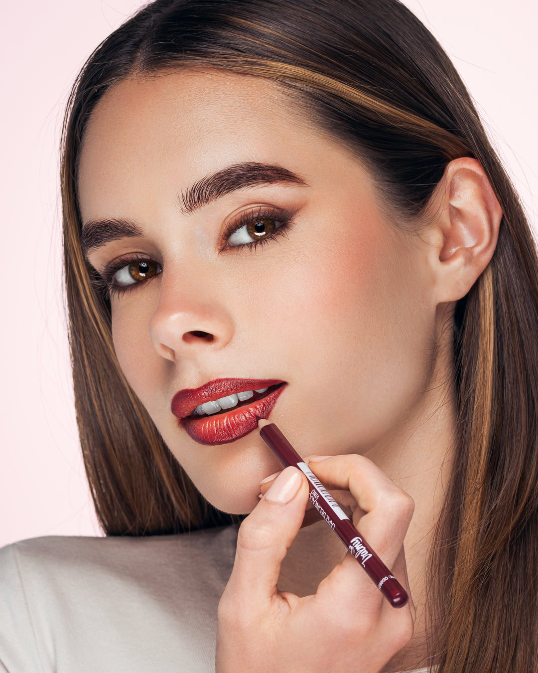 Lápiz Delineador de Labios Valmy tono Vino Imagen secundaria del producto