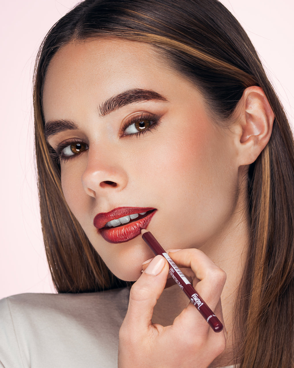 Lápiz Delineador de Labios Valmy tono Vino